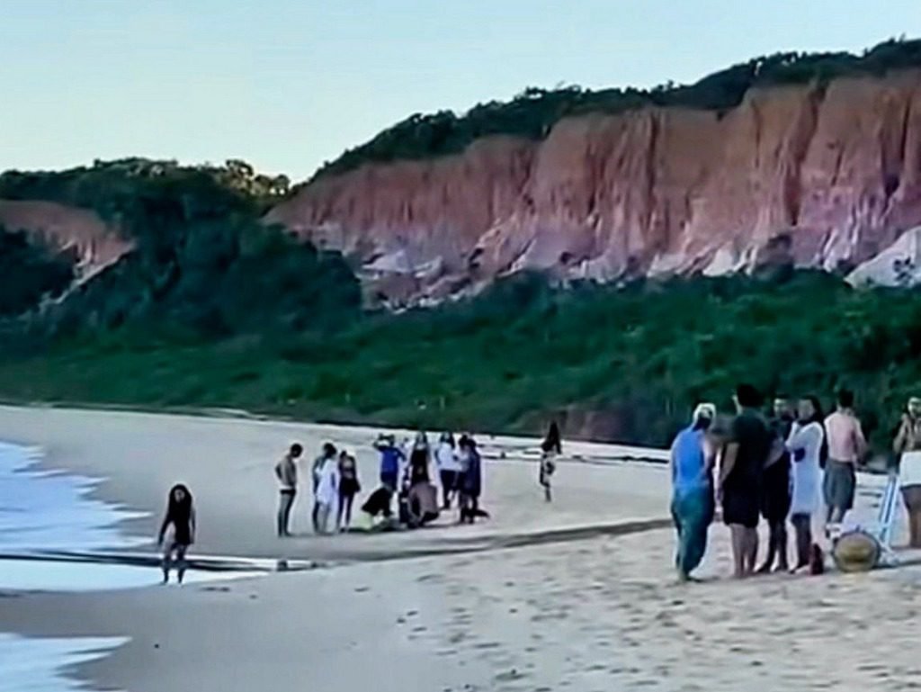 Turista de Minas Gerais morre após ser arrastado por correnteza em Arraial d’Ajuda