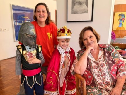 Romeu e Gael, filhos de Paulo Gustavo, encantam em clique de Páscoa com Dona Déa e tia