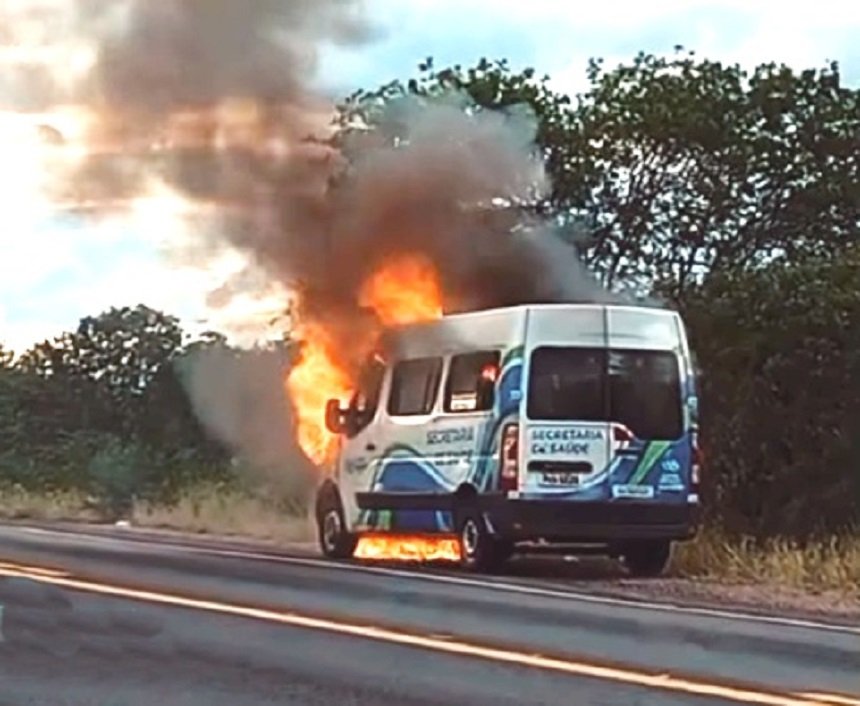 Van da prefeitura de Capim Grosso pega fogo em trecho da BR-324