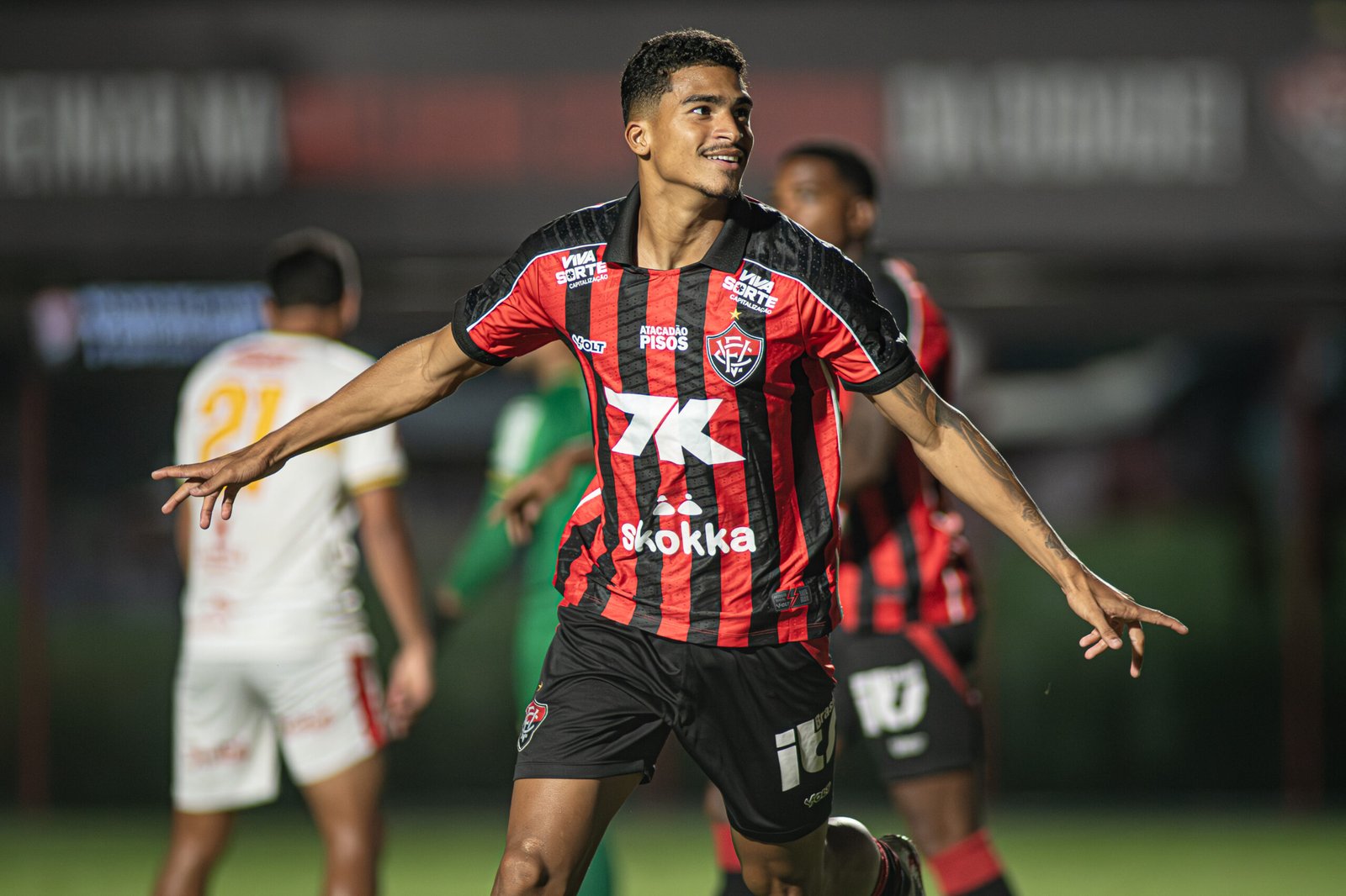 Com titulares, Vitória goleia Juazeirense e assume liderança do Grupo A da Copa do Nordeste