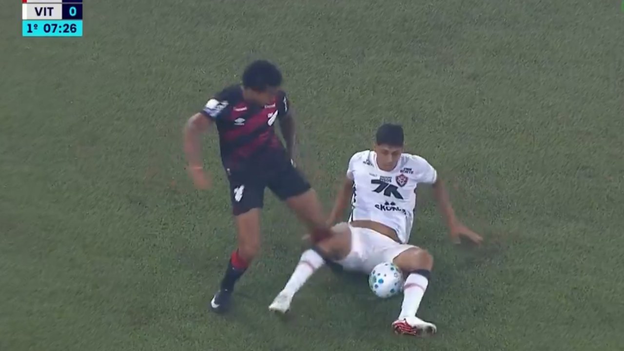 Era vermelho? Volante do Athletico-PR chuta atacante do Vitória no chão, recebe apenas amarelo e gera polêmica