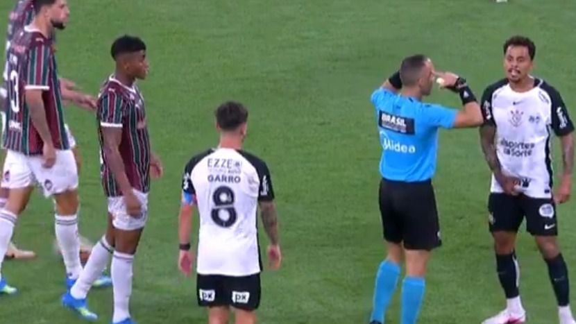 Jogador do Corinthians é expulso por gesto obsceno: “Pega na minha”