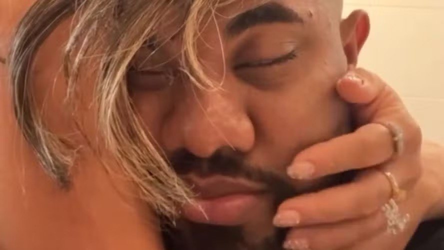 VÍDEO: Davi Brito ganha dengo da nova namorada, Emilly Araújo: 'Sempre bem-vindo'