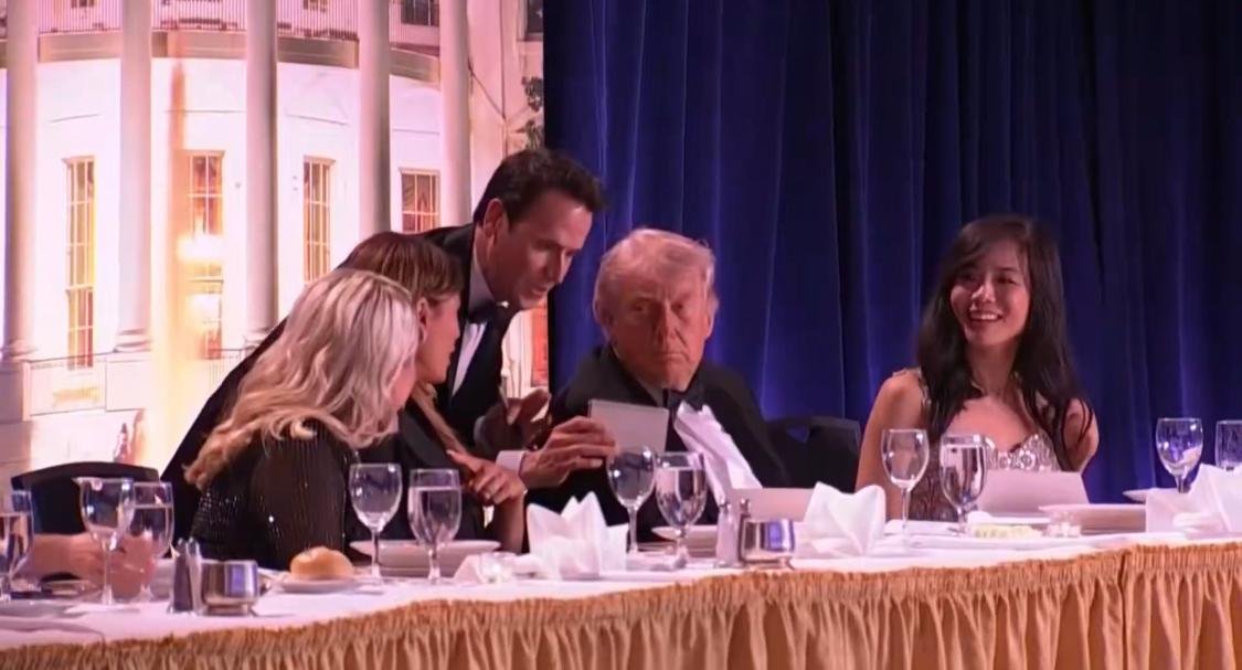 Vídeo mostra retirada de Trump de jantar após relatos de disparos; assista