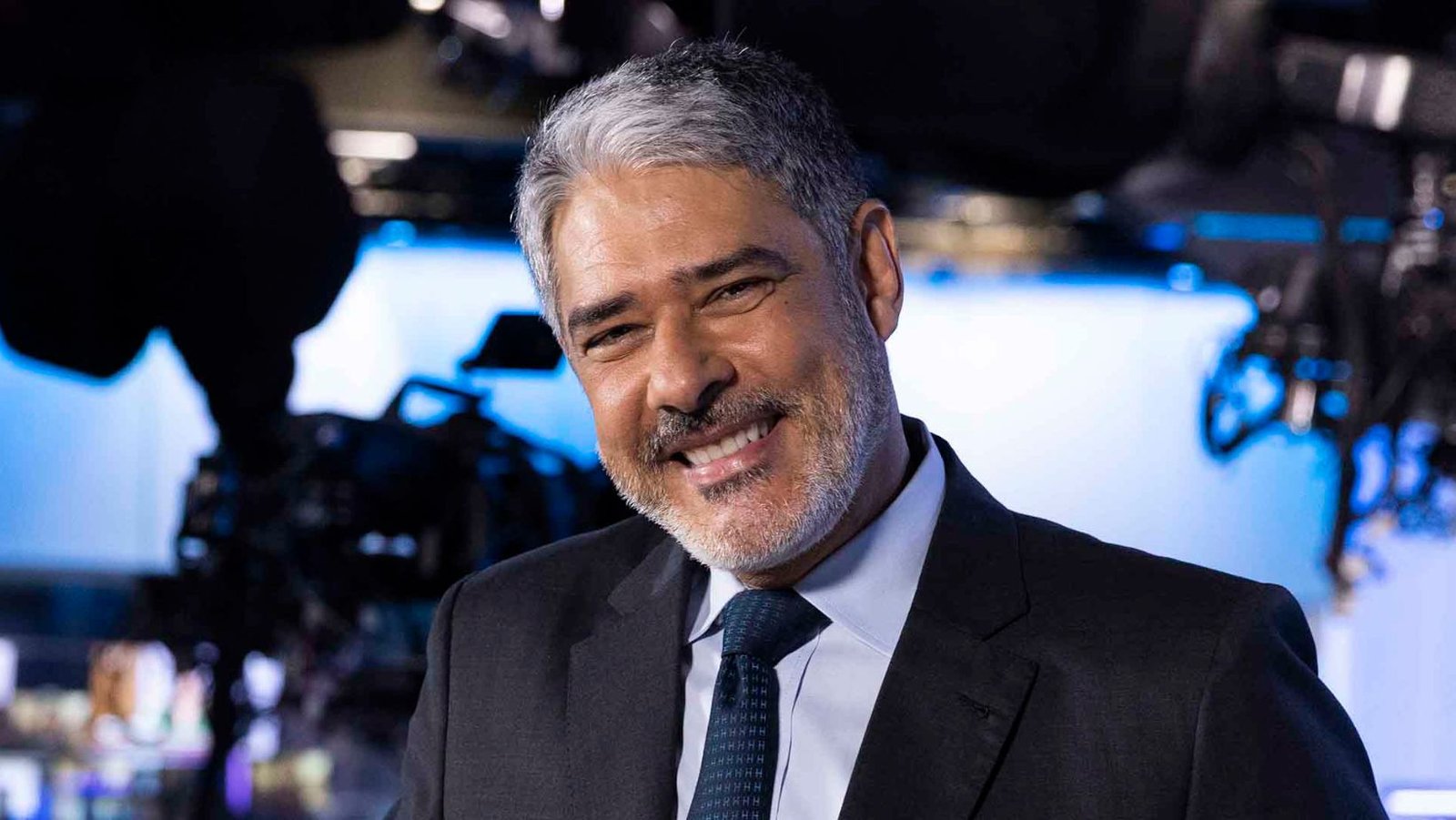 William Bonner quebra discrição e surge com a esposa em noite especial; veja fotos