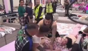 Participante de reality sérvio tenta enforcar mulher e segurança invade confinamento