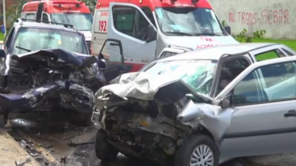 Idosa morre e outras três pessoas ficam feridas após batida frontal entre carros em bairro de Salvador
