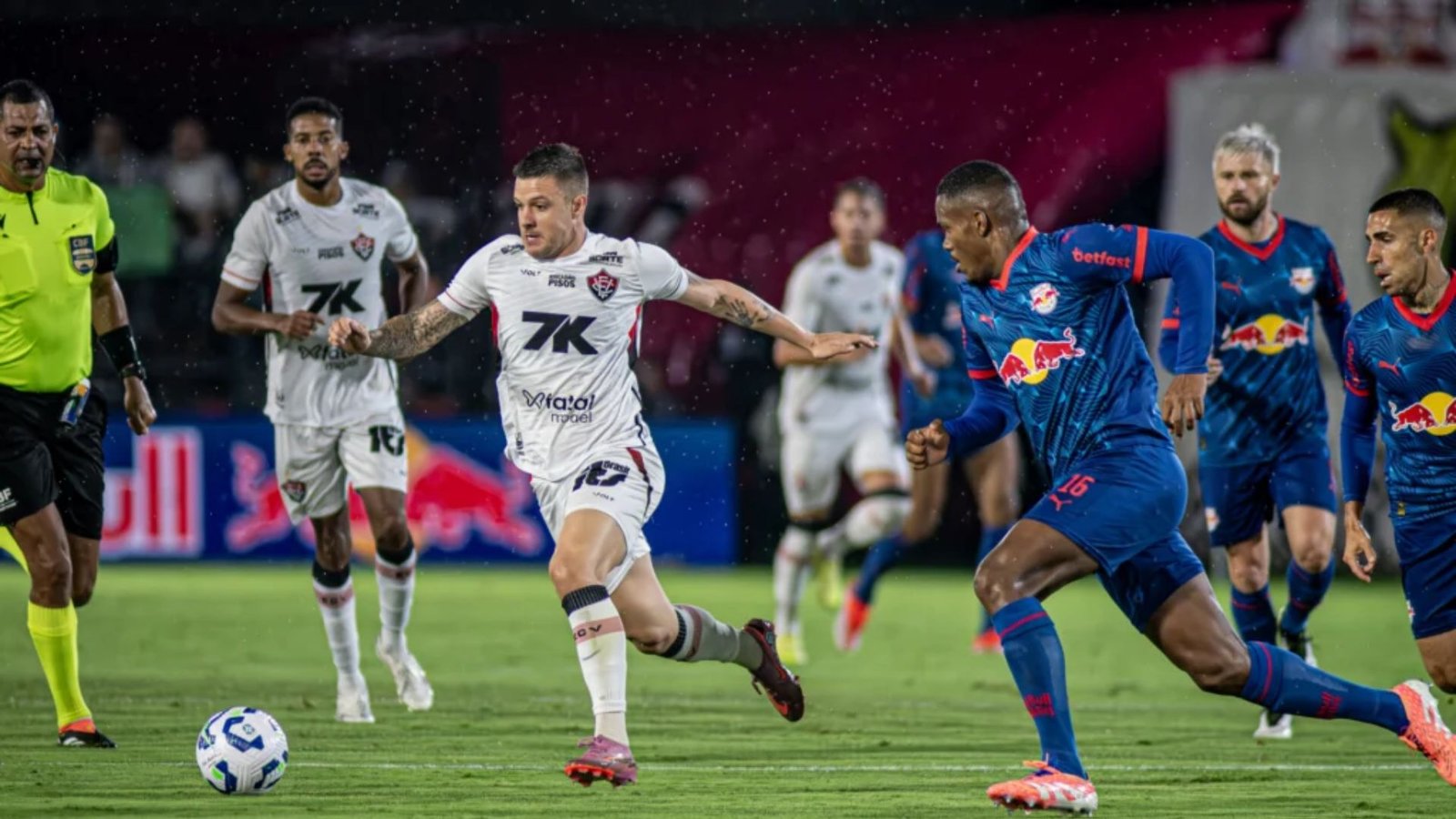 Red Bull Bragantino x Vitória: onde assistir, arbitragem e prováveis escalações do confronto pela 16ª rodada do Brasileirão