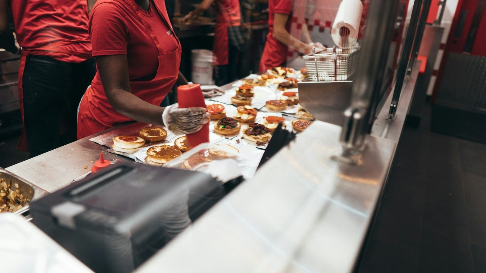 Famosa rede de fast-food fecha mais de 300 lojas e anuncia demissão em massa