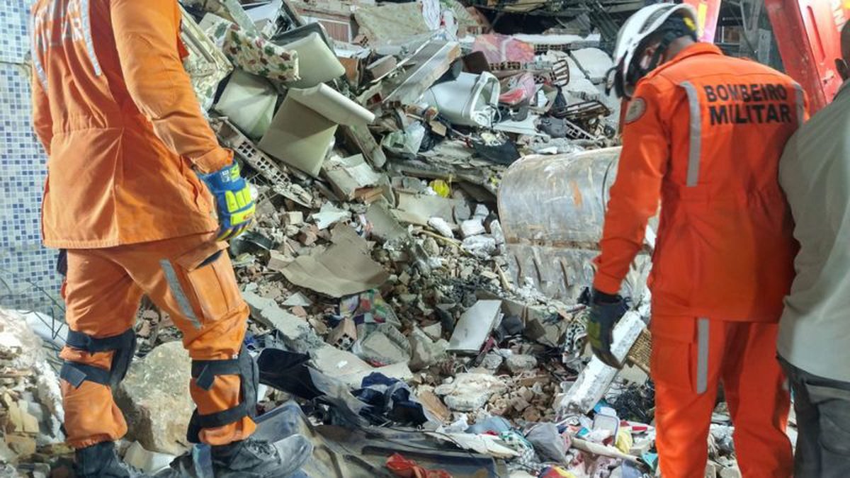 Sobe para três o número de mortos durante desabamento de prédio em Salvador