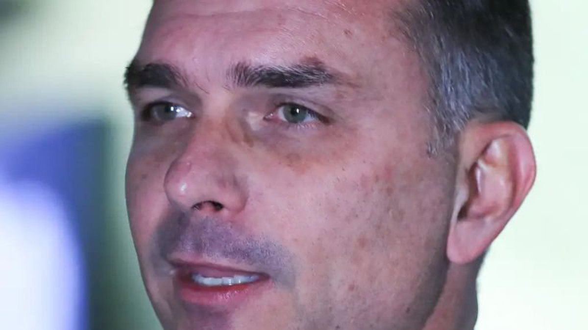 Após trocar marqueteiro, Flávio Bolsonaro muda assessor de imprensa