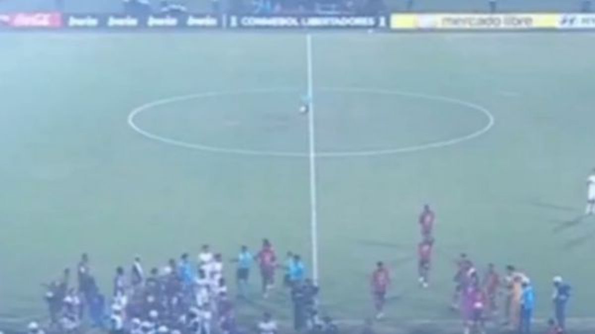 Clima hostil! Jogo do Flamengo na Libertadores é paralisado por questões de segurança; confira