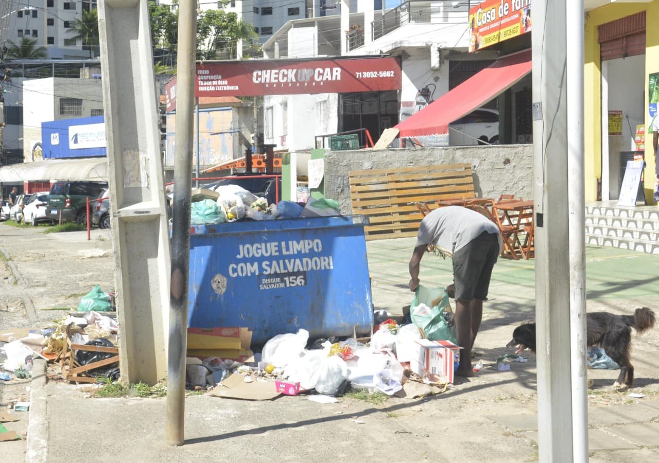 Moradores de Salvador denunciam lentidão na coleta de lixo mesmo após fim de paralisação