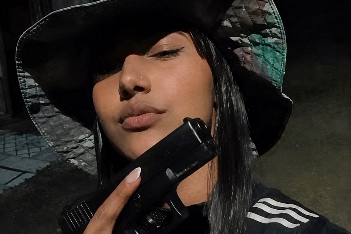 Mulher morta em ação policial no Juca Rosa aparecia armada em fotos que circulam nas redes