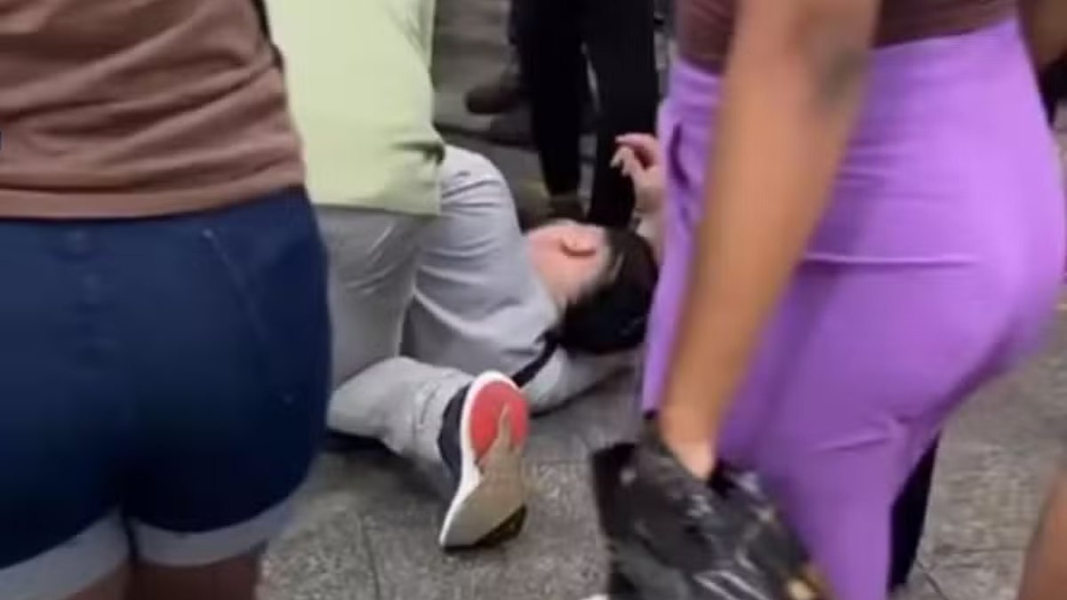 Homem é baleado dentro de shopping; veja vídeo