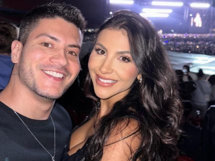Arthur Aguiar e Jheny Santucci oficializam casamento em cerimônia no civil