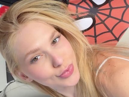Após vídeo na casa de Vini Jr., Virginia chega em novo país com os filhos