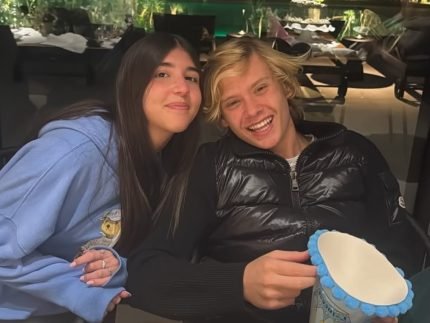 Filho de Adriane Galisteu surge com namorada pela primeira vez em festa da família