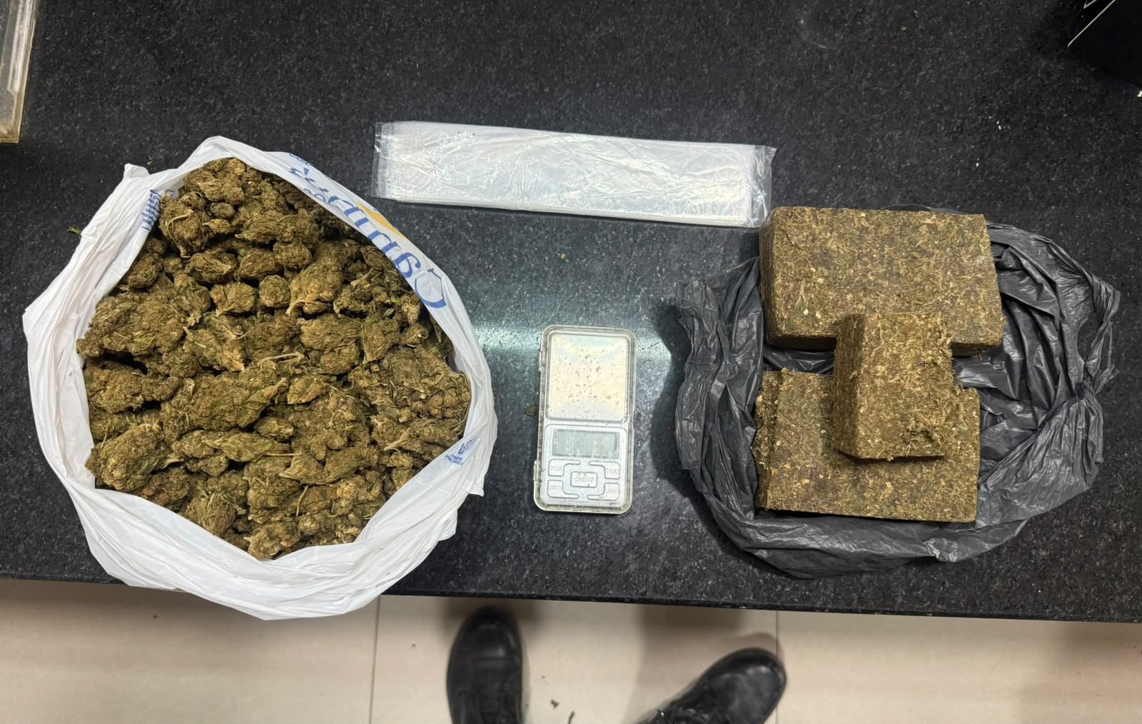 Homem atira contra policiais e abandona mais de 1,3 kg de maconha durante fuga em Eunápolis