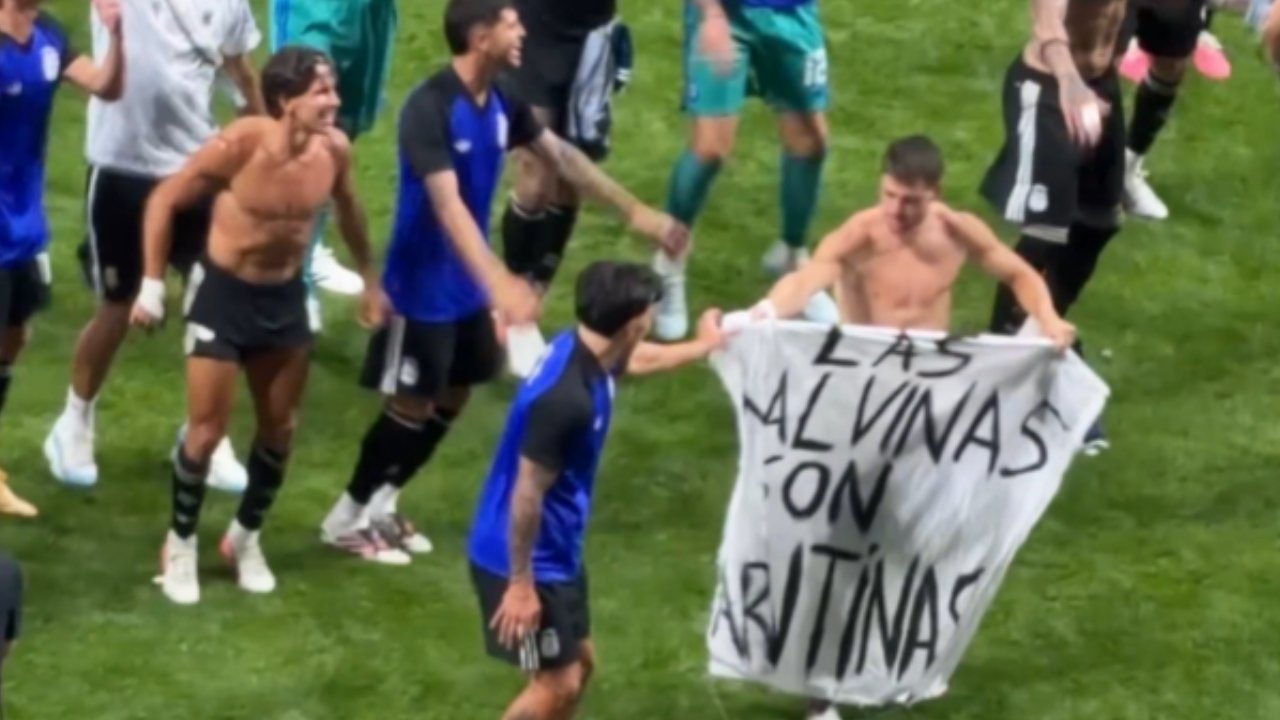 Argentina pode ser punida após jogadores provocarem Inglaterra com faixa política