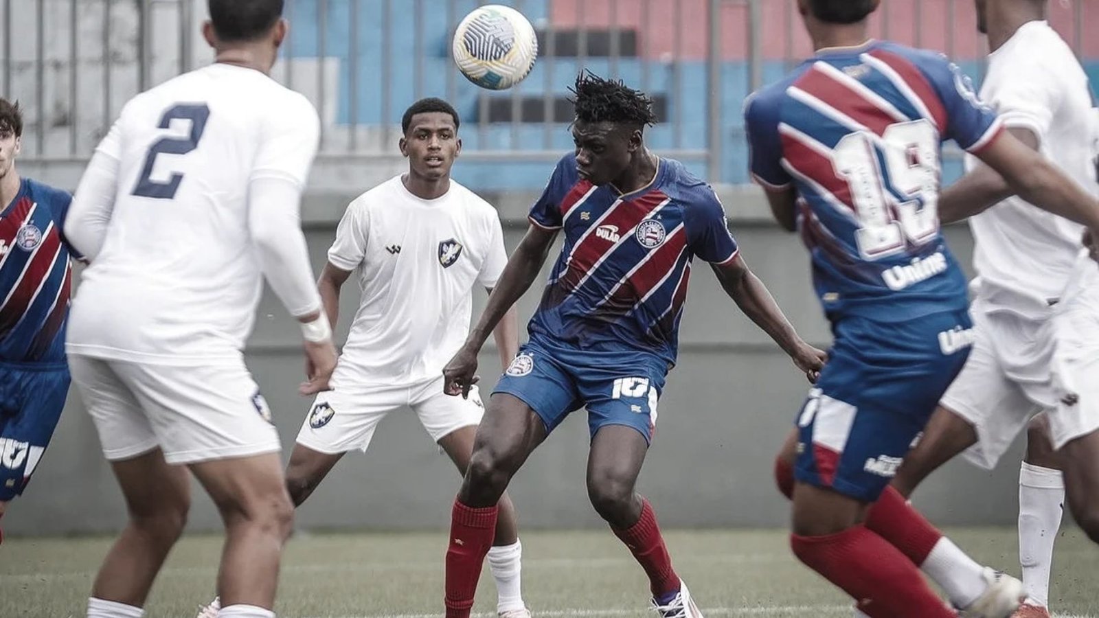 Mais um! Bahia libera zagueiro promissor para clube dos Emirados Árabes em meio a reformulação