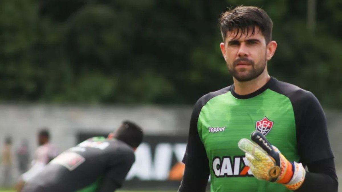Ex-goleiro do Vitória cobra R$ 11 milhões na Justiça e exige retorno a clube