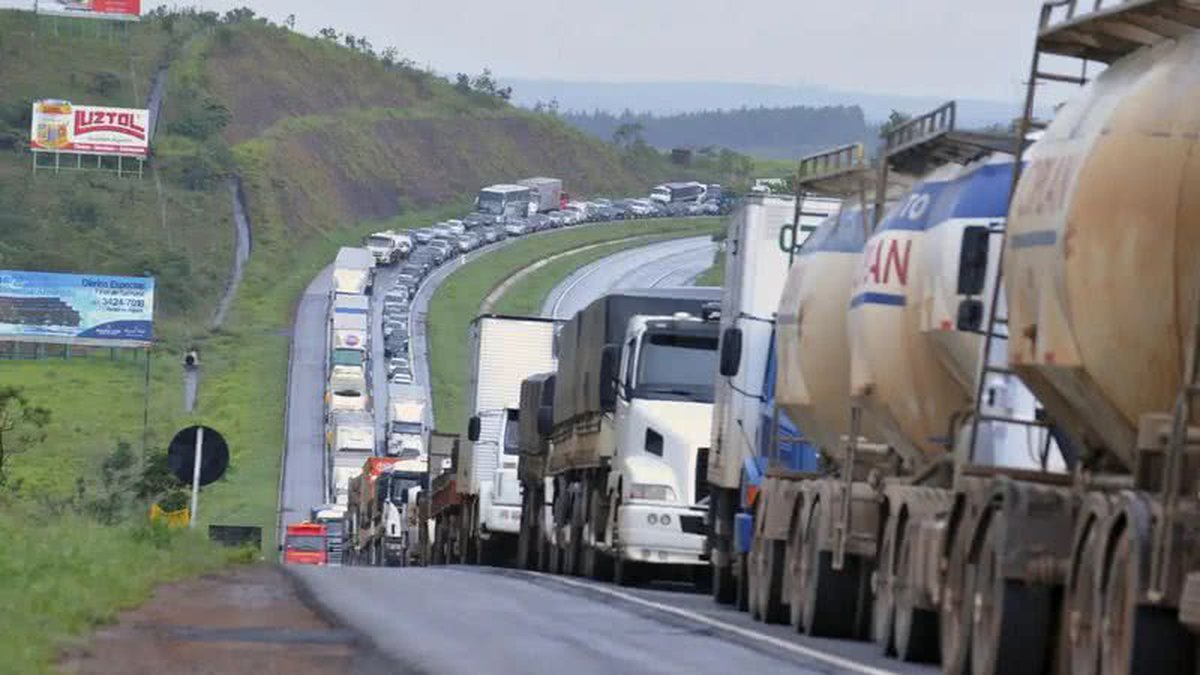 Governo Lula se mobiliza e aciona AGU para conter ameaça de paralisação dos caminhoneiros