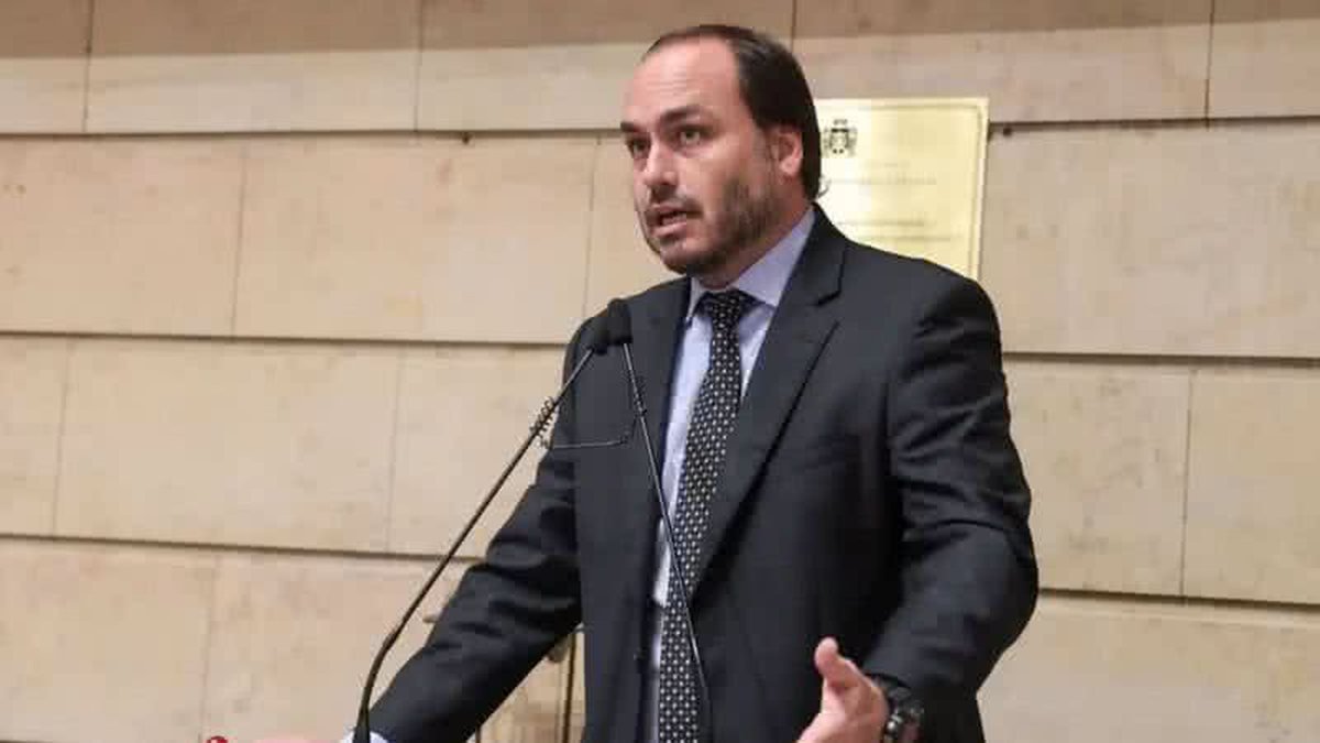Carlos Bolsonaro diz que proximidade com Forças Armadas foi “um dos maiores erros” do governo do pai