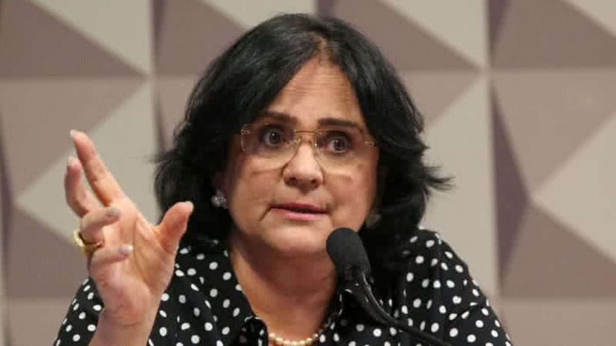 Damares toma decisão radical sobre pré-campanha de Flávio Bolsonaro após ataques da direita