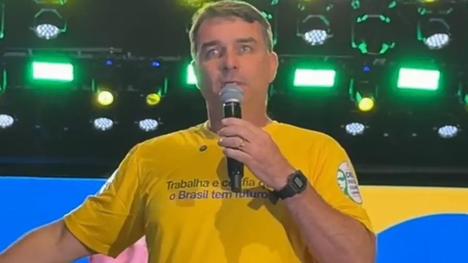 Flávio Bolsonaro diz que Lula “passa a mão na cabeça de vagabundo”