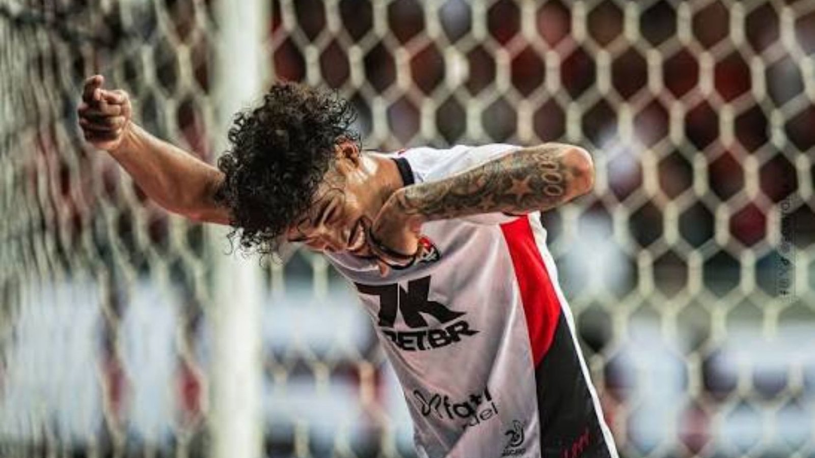 Com 5 gols em 53 jogos, Fábio Mota busca renovação de atacante criticado pela torcida e compara: “Tipo Alisson Santos”