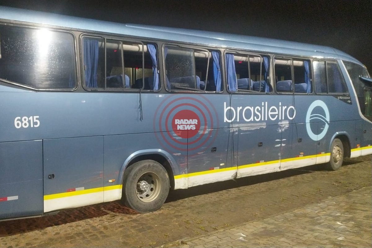 Homem furta ônibus em rodoviária, bate em poste e é preso após fuga de 30 km