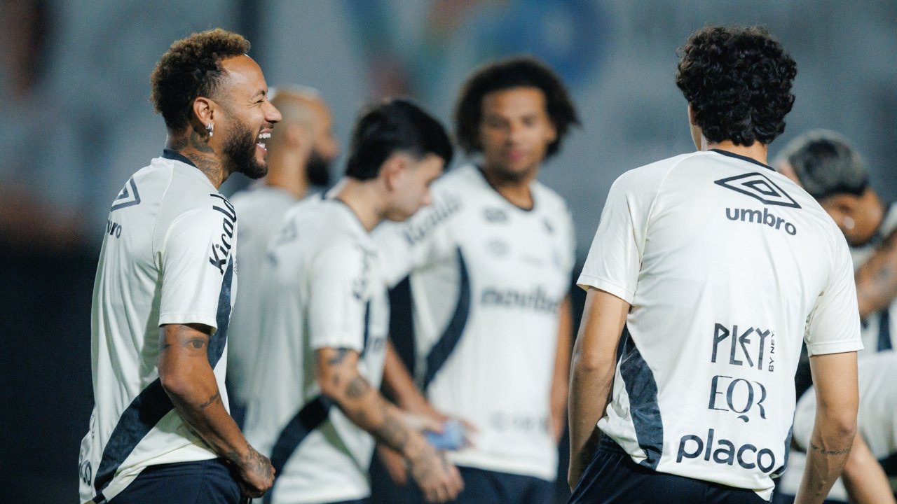 Neymar posta foto ao lado de companheiro após desmentir boatos de xingamentos para jovem do Santos: "moleque"