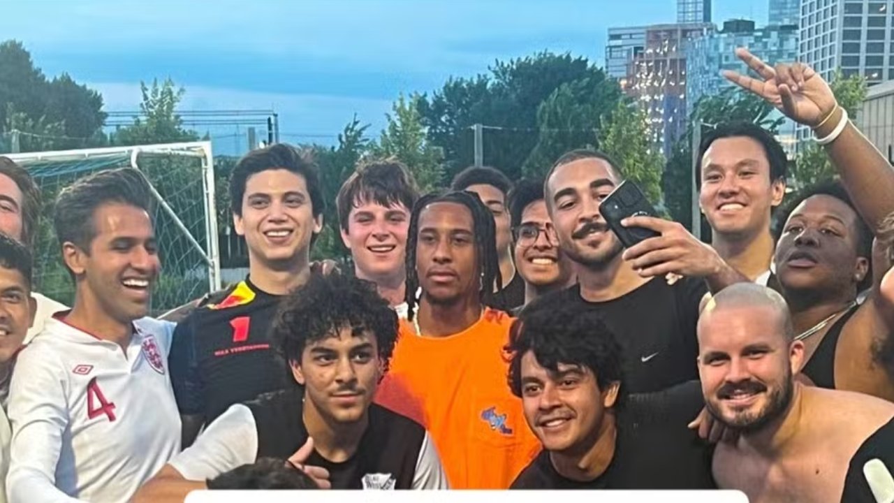 Craque da França 'bate baba' com amigos nos EUA após Copa do Mundo e vestimenta chama atenção