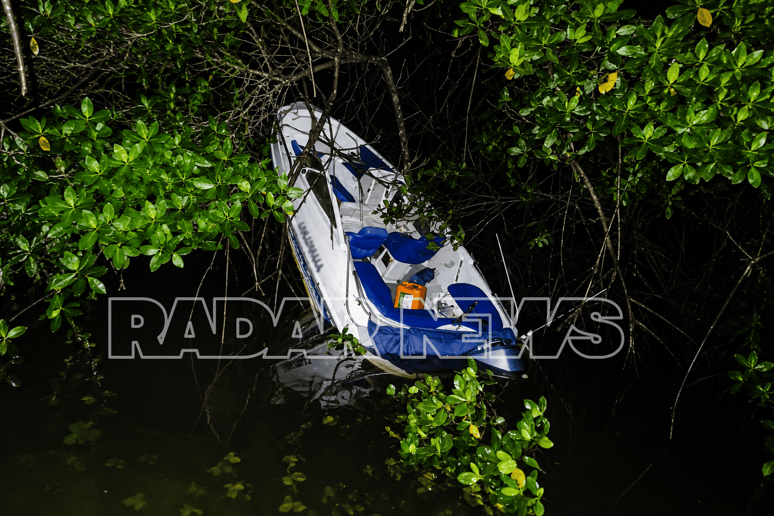 Bombeiros fazem buscas por pescador desaparecido no Rio Caraíva; lancha é encontrada em manguezal