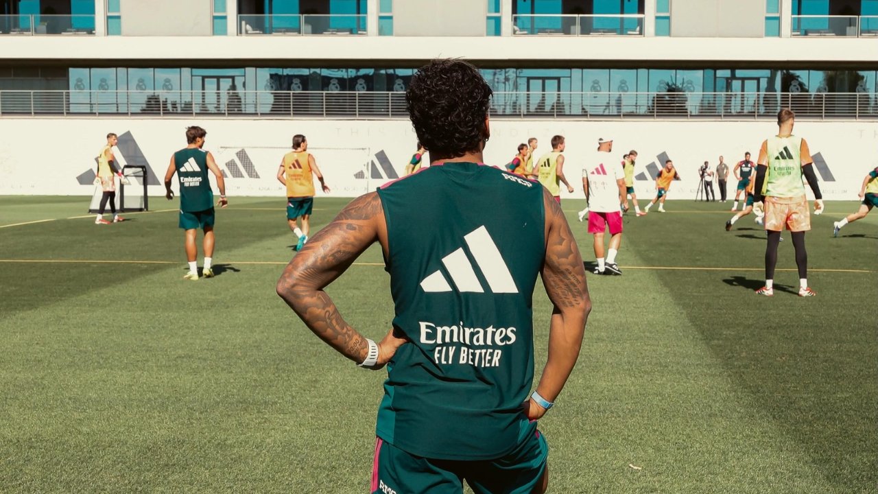 Após ficar fora da Copa do Mundo por lesão, atacante brasileiro volta a treinar em clube