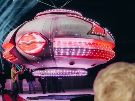 Nave de 400 quilos leva Xuxa sobre a plateia com tecnologia internacional