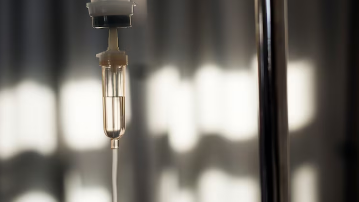 Anvisa alerta consumidores sobre injeção de vitaminas que promete rejuvenescimento; entenda