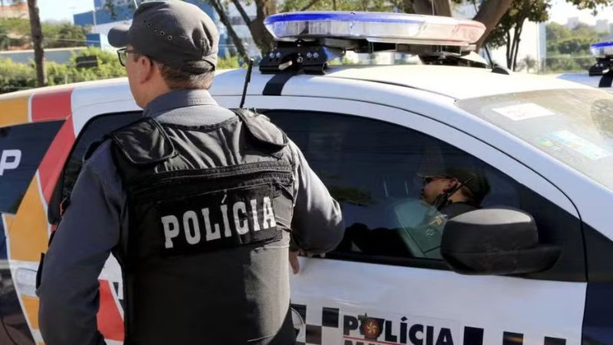 Homem invade casa, veste roupas de menina e é encontrado dormindo no quarto dela pela PM