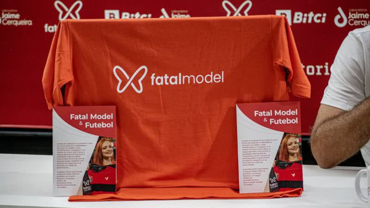Parlamentares olham para ex-patrocinador do Vitória e desejam proibir anúncios de sites adultos