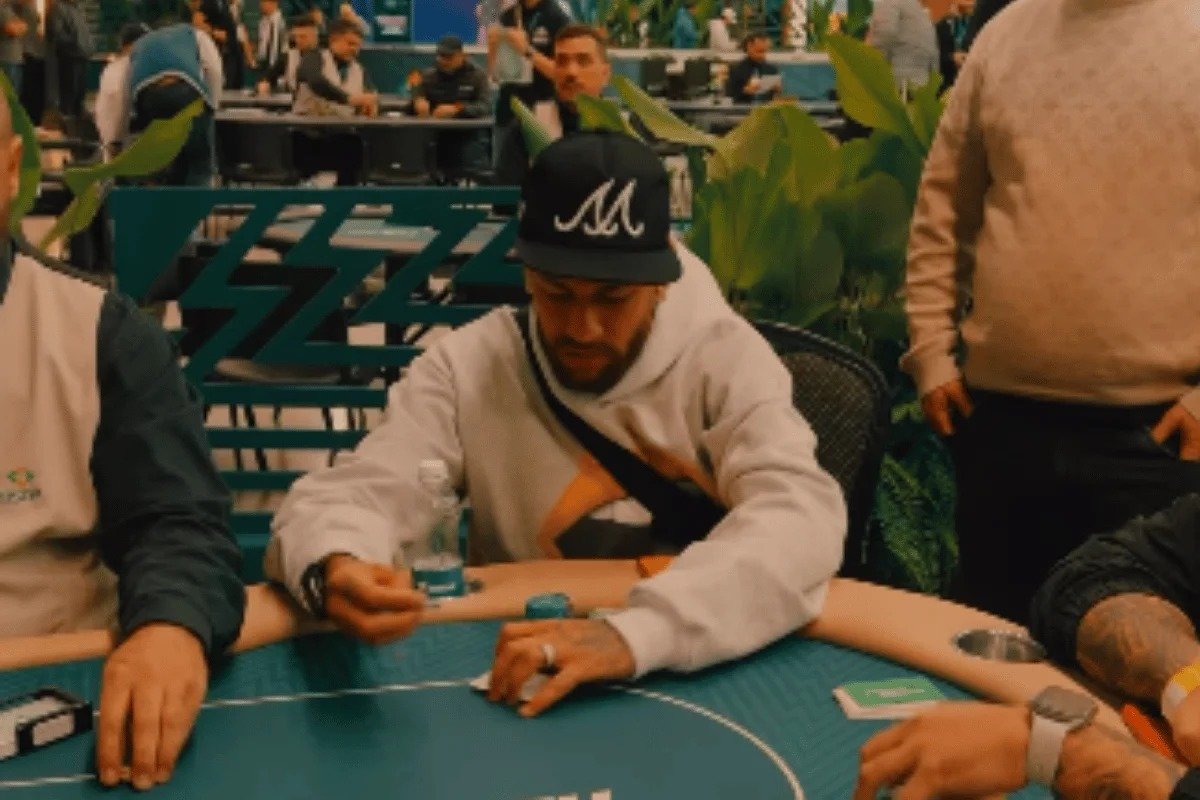 Neymar participa de campeonato de pôquer pelo 2º dia seguido