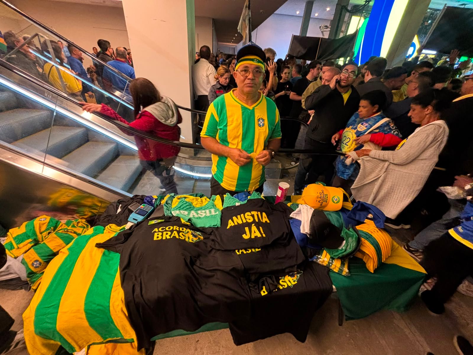 CONVENÇÃO PL: Produtos vendidos em evento movimentam apoiadores de Flávio Bolsonaro
