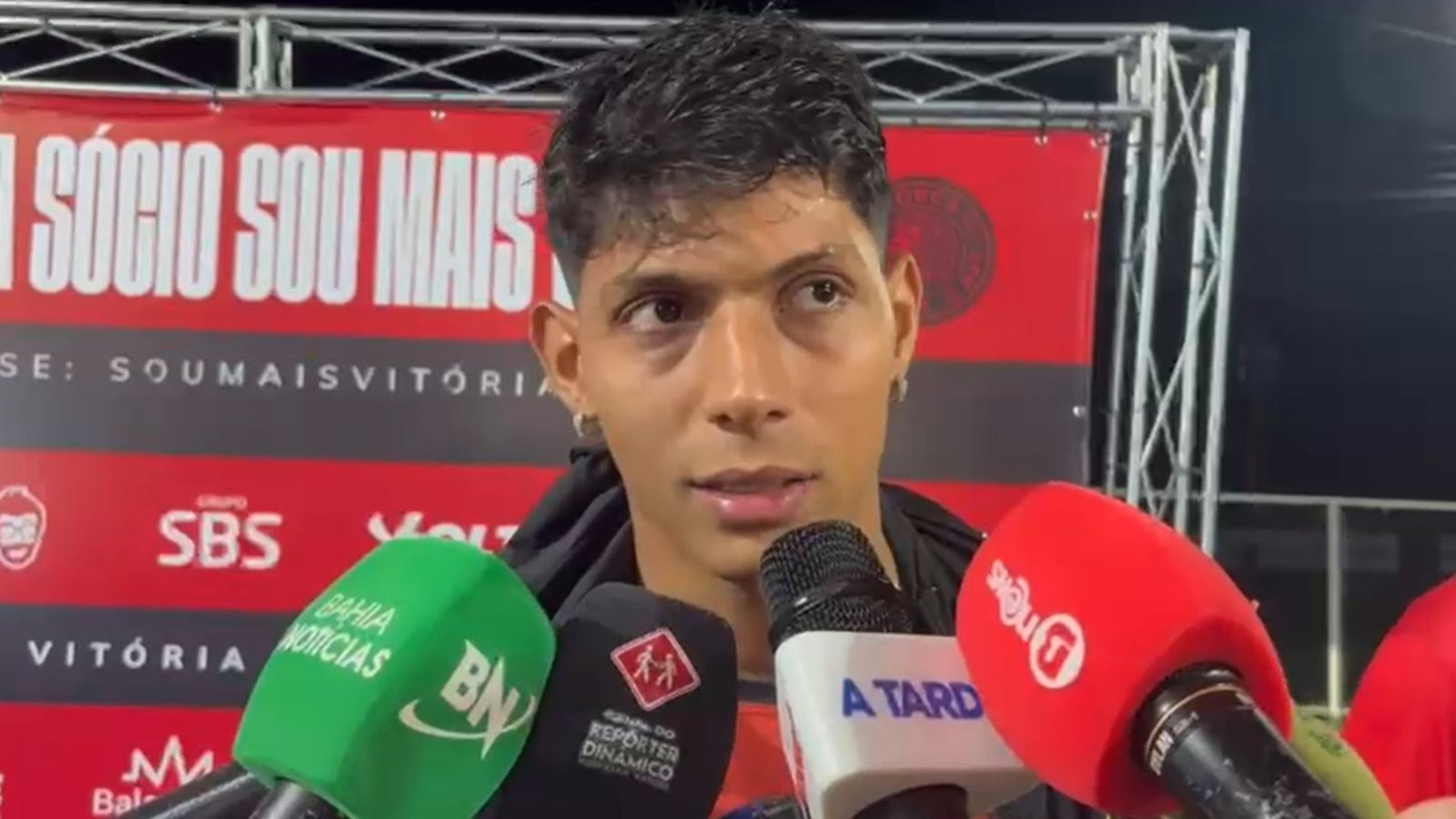 Após deixar jogo com dores, Zé Vitor tranquiliza torcida do Vitória: "Foi um susto"
