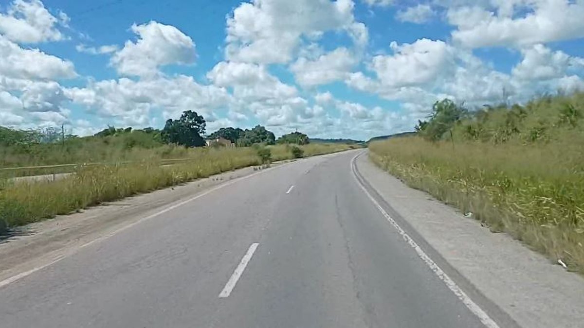 Grave acidente entre van e caminhão deixa 10 pessoas feridas em rodovia federal no interior da Bahia