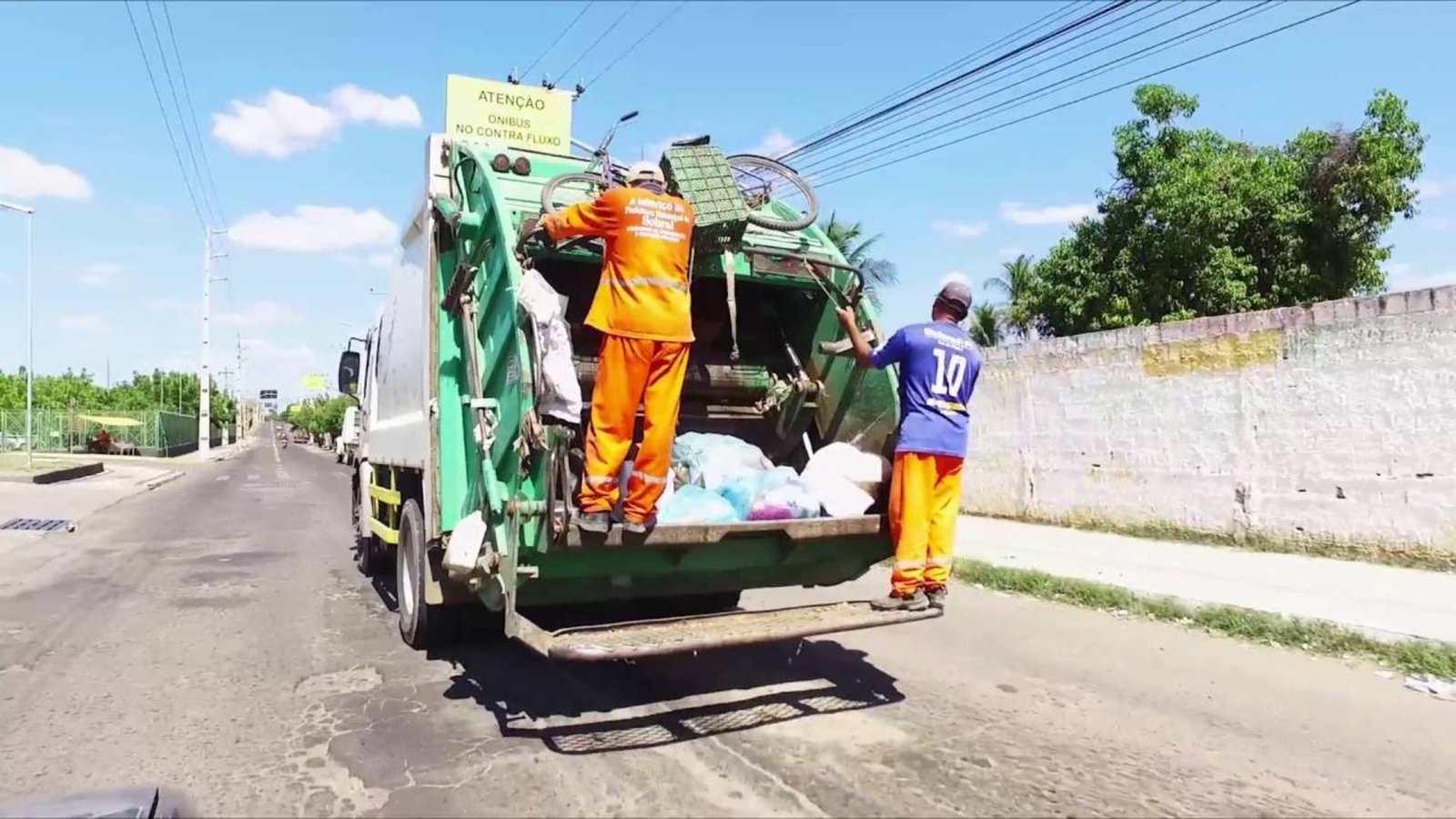 Mulher joga prêmio de R$ 5,8 milhões no lixo e fortuna é salva por garis