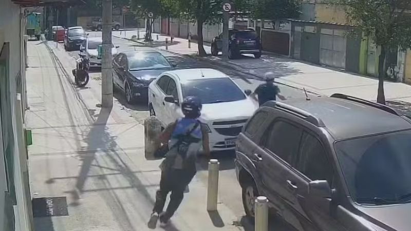 Covardia sem fim: Homem corre de assaltante, mas é perseguido e morto a tiros; ASSISTA