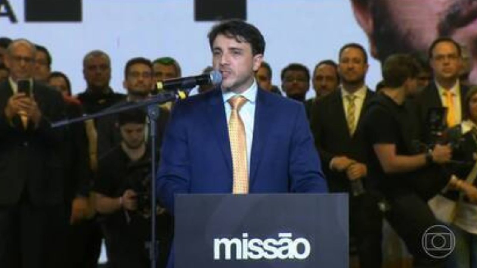 Renan Santos mira Flávio Bolsonaro e acusa Lula de escalá-lo para perder: "Farsante, fraco e corrompido"