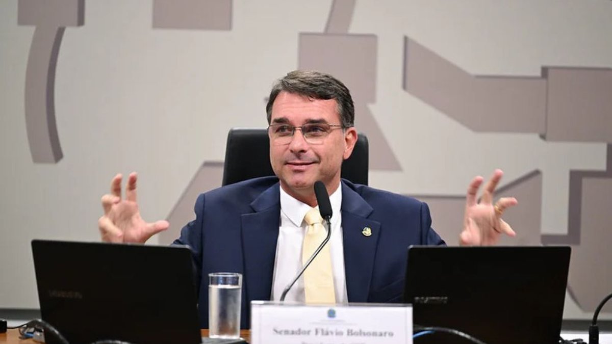 Flávio Bolsonaro vai à Justiça após Lula pedir votos a Jaques Wagner e Rui Costa em convenção na Bahia